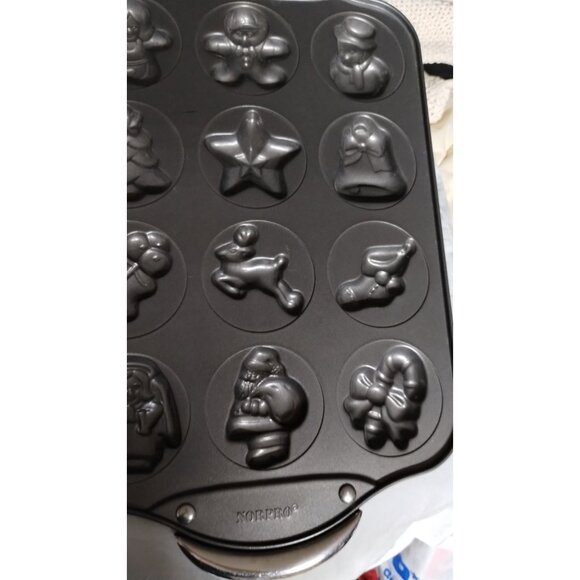 Nopro Non-Stick Holiday Bakeware Pan With 12 Christmas Shapes Mold - Picture 4 of 8